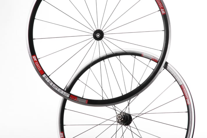   Allrounder robuste : jeu de roues rapide pour les gros bras. La jante DT-Swiss RR-585 est autorisée jusqu'à 130 kilos de poids du cycliste. Avec 20/24 rayons couteaux massifs, la rigidité de la roue est bonne. Les cyclistes pesant plus de 100 kilos devraient toutefois passer à 24/28 ou 32 trous, ce qui augmente encore la rigidité.