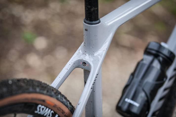   The deeply clamped spring support takes the edge off rough impacts.