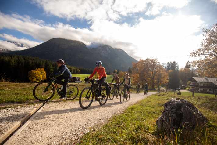 We first have to get used to the feeling on the e-bike. But it soon becomes clear that they smooth out the differences in performance so that we can ride well together.