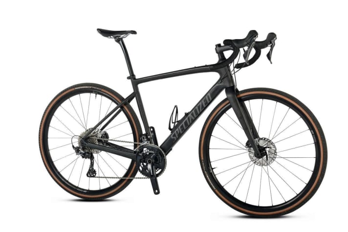   Specialized mise sur un look conventionnel avec un noir discret et des profils tubulaires classiques pour le Diverge.