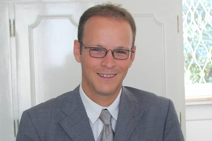   Uwe Schröder ist Ernährungswissenschaftler am Institut für Sporternährung in Bad Nauheim und Lehrbeauftragter für Sporternährung an der Fachhochschule Fulda.