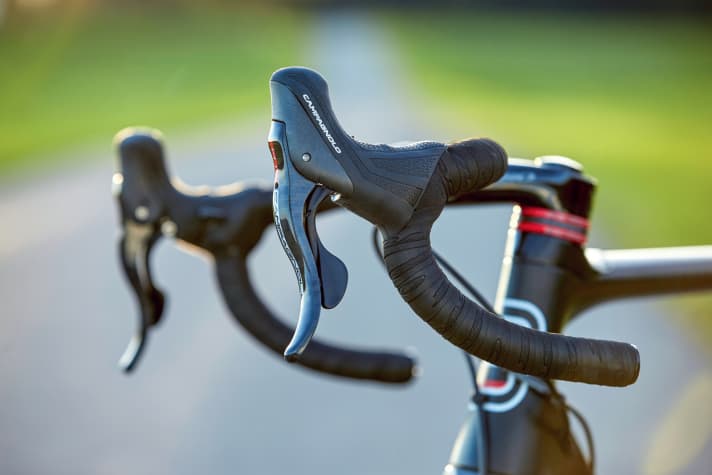   Campagnolo Scheibenbremse – Größere Hebel: Trotz der geänderten Form sind die Hebel gewohnt bequem.