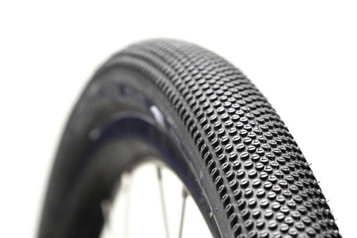 Fine tread, therefore fast on asphalt and yet with enough grip for most gravel rides: the Schwalbe G One Allround tyre.