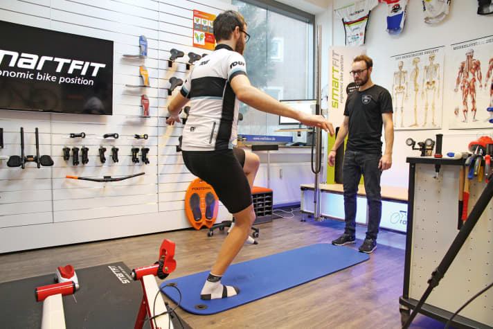   Schwache Muskeln? Nach der statischen Vermessung sieht Pascal Ketterer vom Radlabor an der Einbeinkniebeuge muskuläre Defizite des Radlers.