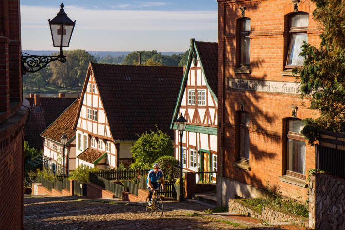   En amont sur des pavés : à Lauenburg