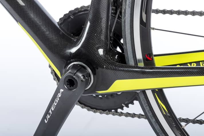 The Ultegra crank fits into the BB30 bottom bracket shell with the help of an adapter.