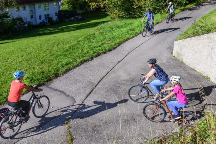 Weit verbreitet: an sich kreuzenden Radwegen ohne Beschilderung gilt "rechts vor links" - auch wenn sich die Wege in der Oberfläche unterscheiden.