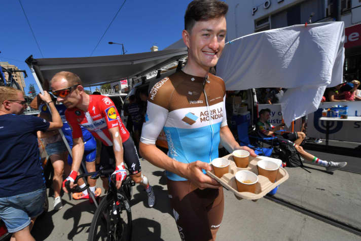   Weiß, wie's geht: Nico Denz serviertseinen Kollegen einen Kaffee vor dem Start.