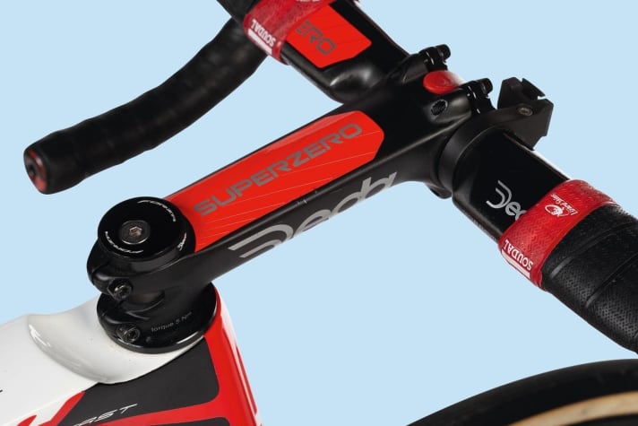   Ultralanger Vorbau: Das Rad von Jasper De Buyst offenbart, wie speziell eingestellt die Profi-Räder sind.