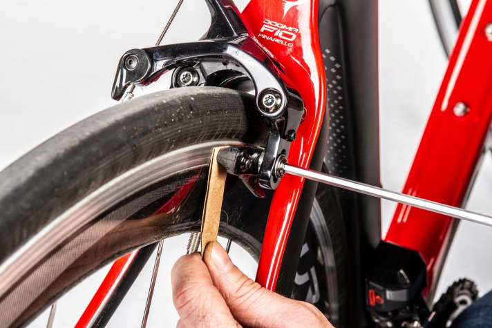   Felgenbremsen am Rennrad richtig warten: Mit unserer Schrauber-Anleitung als Video klappt’s. 