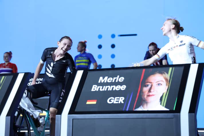 Zum ersten Mal fand die Cycling E-Sports WM 2024 zentral statt. Alle Athletinnen und Athleten sind nach Abu Dhabi gereist, so dass nicht nur die Avatare aufeinander trafen, sondern auch ein Austausch untereinander möglich war.