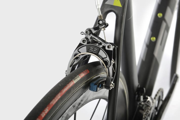   Extreme tuning: The lightweight but expensive eeBrakes on the Fuji SL 1.1 are even suitable for everyday use, but the narrow time trial tyres are not.