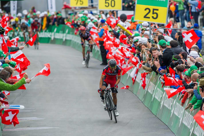 In 2016, Darwin Atapuma won ahead of Warren Barguil (behind) in Cari