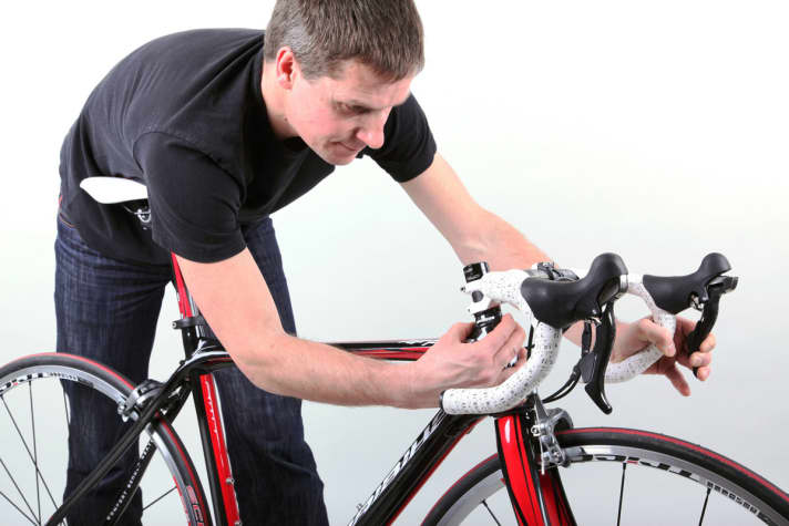   The correct handlebar position is essential for a comfortable riding position. TOUR shows you how to optimally adjust your handlebars.
