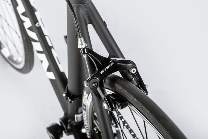   Decathlon B-Twin: Zwischen Bremsen und Reifen würden auch noch Schutzbleche passen.