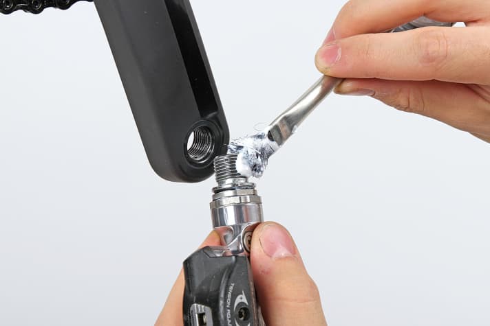 Fett ist zäher als Öl, bleibt dafür aber am Platz wie beispielsweise auf Pedalachsen am Rennrad.