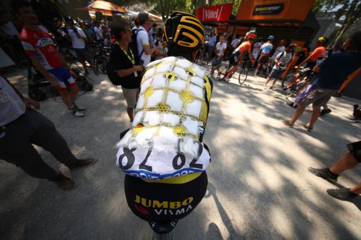   Kühlwesten-Pflicht: George Bennett ist bepackt mit Eiswürfeln.