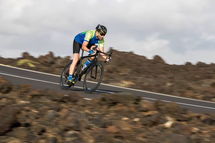   Question de posture : sur un vélo de course, celui qui a des problèmes de dos doit trouver un compromis entre une position aérodynamique et une position qui le ménage.