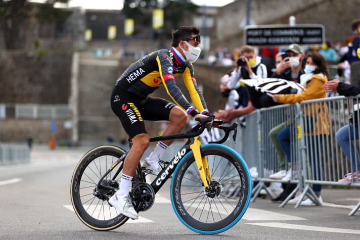   Imagetool: Jumbo-Visma um den Vorjahreszweiten primoz Roglich ist mit blauen Vorderreifen unterwegs, die auf die Kooperation mit dem Radverleiher Swapfiets hinweisen sollen.