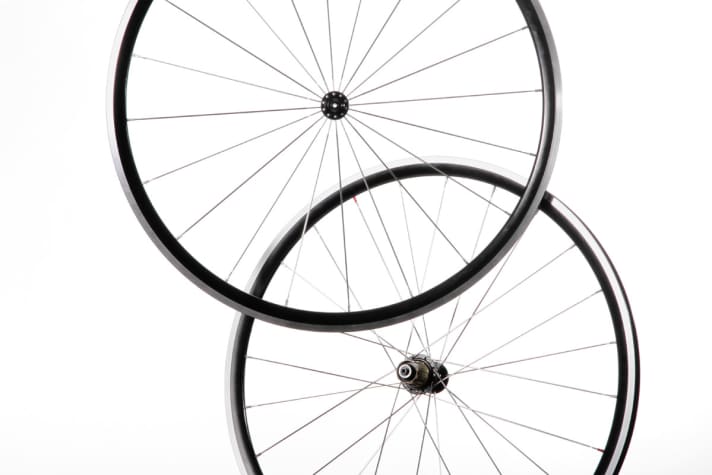   Moderner Allrounder: Leichter und aerodynamischer Laufradsatz mit etwas breiterer Felge, die gut mit 25 Millimeter breiten Reifen harmoniert.  Das 2:1-Einspeichmuster hinten erzeugt eine fast gleichmäßige Spannung links und rechts, erschwert aber das Zentrieren.