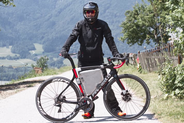   Wagemutig: Mit 100 Kilogramm Systemgewicht und Motorrad-Anzug geht's für den Test der Dura-Ace-Scheibenbremse bergab.