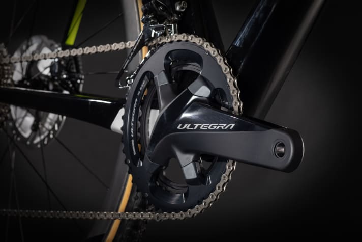   Double dérailleur avec 11 vitesses : L'Ultegra de Shimano offre une large gamme.