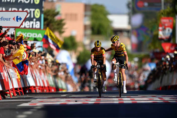 Primoz Roglic après sa chute juste avant l'arrivée de la 16ème étape