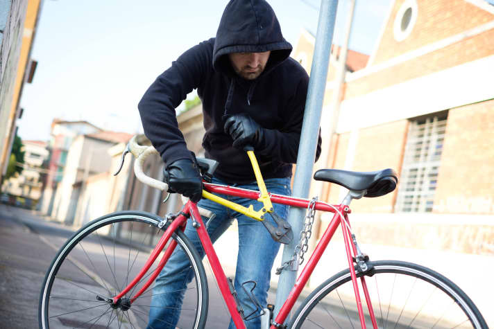 Bei den Kosten für Diebstahlschutz kommt es vor allem auf den Gesamtwert des Rades an.