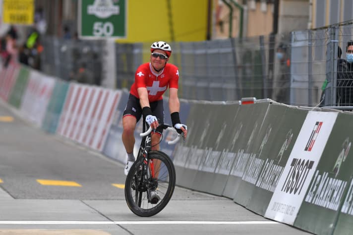 Joker : Küng fait des essais debout sur la ligne d'arrivée du Tour de Romandie.