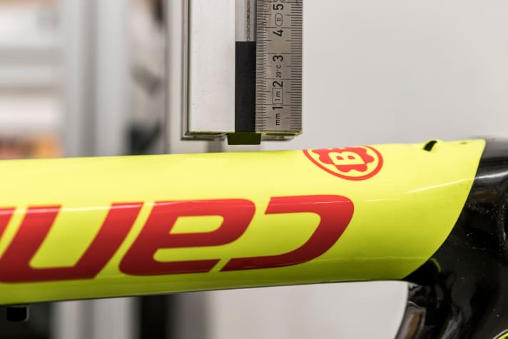 Der TOUR-Lacktest simuliert Steinschlag und erlaubt eine Aussage über die Haltbarkeit der schützenden Deckschicht.