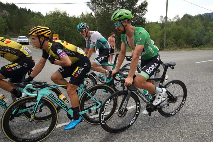   Das "Grupetto" der abgehängten Fahrer umfasst oft viele Sprinter, hier Dylan Groenwegen und Peter Sagan (17.Etappe 2019).