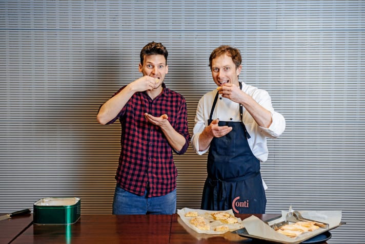   Jürgen Weingarten (rechts) kocht hauptberuflich im ­Restaurant Conti in München. Als begeisterter Rennradler experimentiert er schon länger damit, Energieriegel selbst zu backen. TOUR-Volontär Sebastian Schmidt hätte gerne noch mehr probiert ...