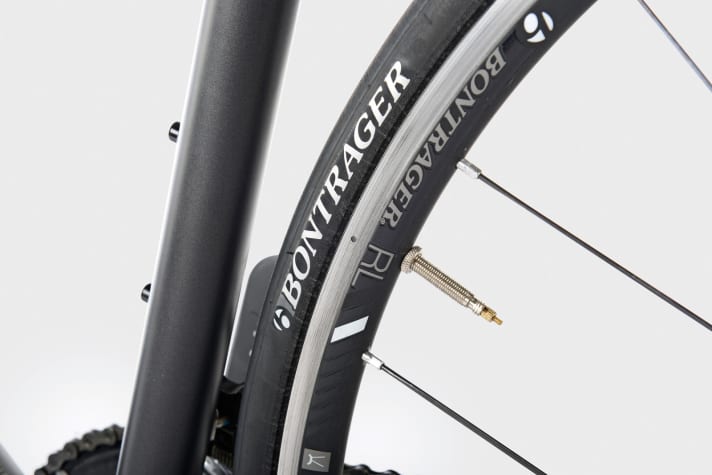   Die Bontrager Alu-Felge am Trek Emonda harmoniert sehr gut mit der Ultegra Bremse.
