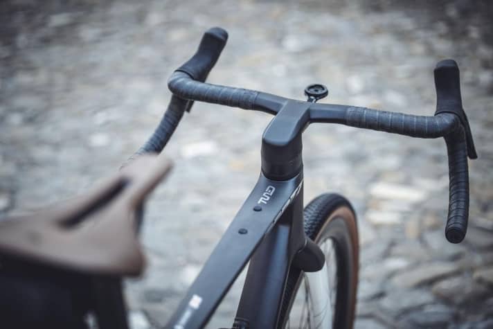   No cables are visible on the aerodynamic carbon cockpit from Syncros. The top Tuned model also comes with 45 millimetre wide Schwalbe G-One R tyres. 