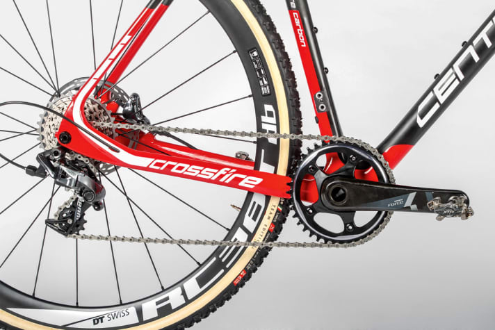  L'état de l'art de la technique cross : le groupe d'entraînement de SRAM avec un seul plateau et onze pignons permet de gagner du poids et est moins sujet aux pannes, mais limite le spectre des rapports de transmission.