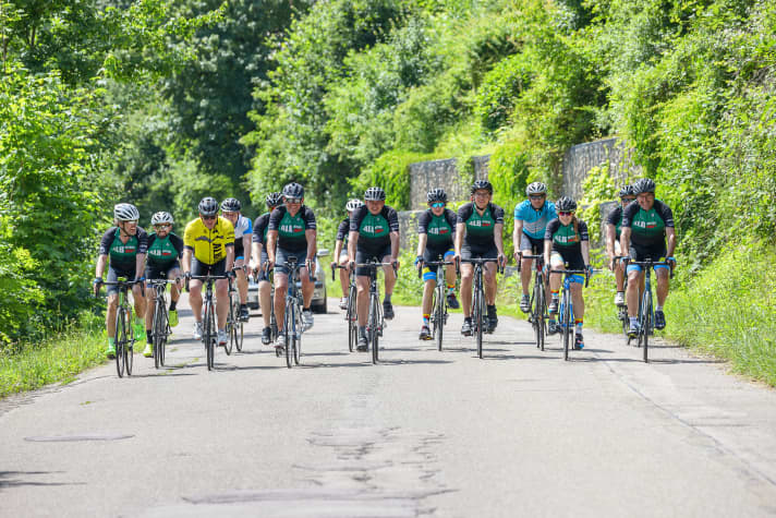 Cycling; Alb-Extrem; The "BeerBrothers-Crew" in formation flight for the photographer. 27.06.2021; Old road to Eybacher Tal, Geislingen. photo: Thomas Madel