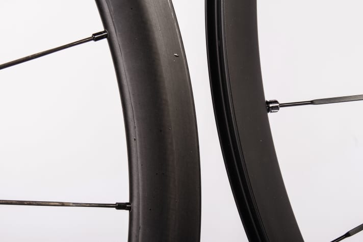 Gute Aerodynamik bei vertretbarem Gewicht schaffen Carbonfelgen am besten (links im Bild)