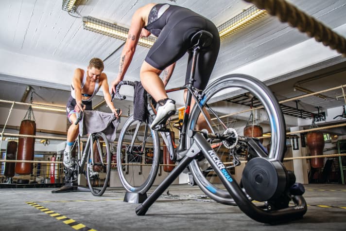 Plus on gagne de points d'expérience dans Zwift, plus on peut débloquer virtuellement du matériel de qualité. De même, certains parcours ne peuvent être parcourus qu'après avoir atteint un certain niveau.