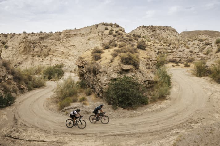 2 Radfahrende in der spanischen Wüste beim Badlands Gravel-Event