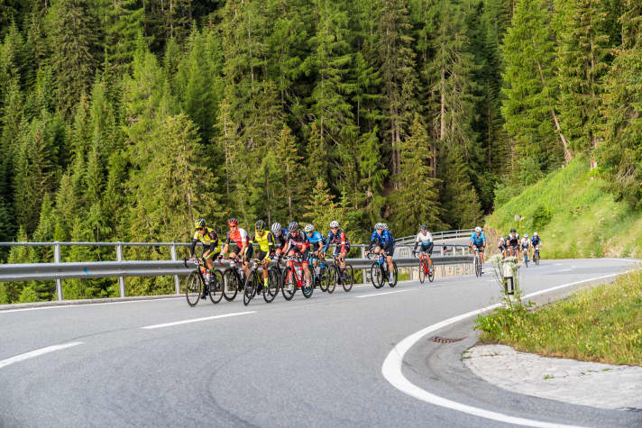 Mit der Norbertshöhe und dem Reschenpass stehen auf der ersten Etappe zwei Pässe zum Einrollen an.