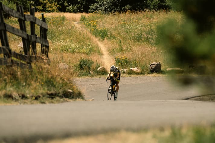 Christoph Strasser fährt eine kleine Asphaltstraße bergauf beim TCR