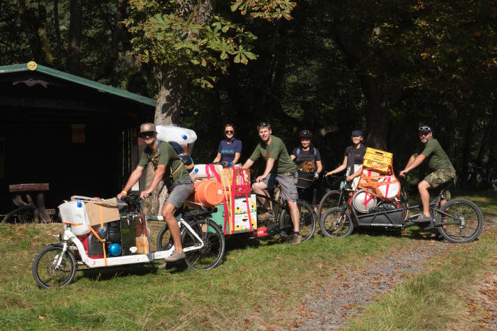 Ein Teil der Crew vom Bohemian Border Bash Camp - Transport mit Lastenrädern 