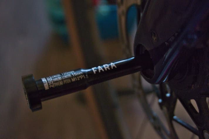 Brand design down to the smallest detail: The thru axles are branded with Fara...