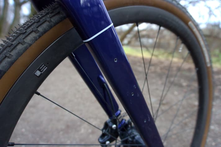 Vis sans tête dans la fourche du gravel bike Fara. Les vis sont discrètes et empêchent la saleté de pénétrer dans le filetage.