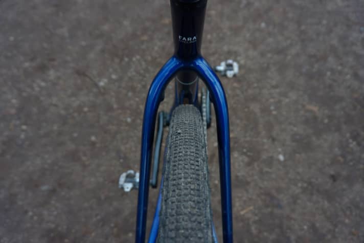 Même avec les pneus Panaracer Gravelking de 42 millimètres de large, il reste encore beaucoup de place dans le cadre. C'est aussi pratique quand il y a de la boue, car tout ne traîne pas sur le cadre et n'abîme pas la peinture.