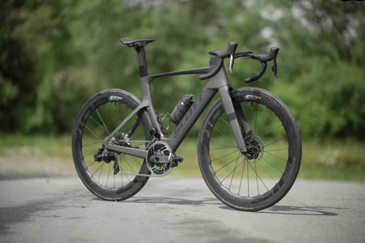 Aero-Cockpit und -Sattelstütze kommen auch aus dem Hause Scott von Syncros.