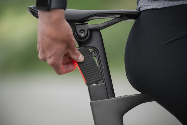 Il est possible d'encliqueter un feu arrière en option dans la tige de selle aéro en deux parties.
