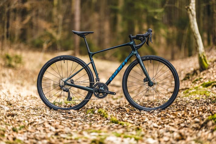 In order to compare the suspension concepts, we used two current Giant Revolt Advanced bikes with identical wheels (Cadex AR 35) and tyres (Schwalbe G-One Bite, 40 mm). Due to the different stem dimensions, we had to ride the Rockshox Rudy suspension fork in a Salsa Warbird.