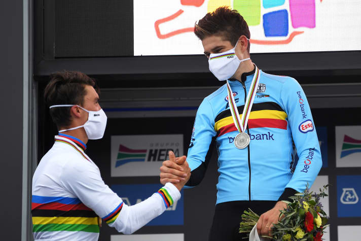2020 musste Wout van Aert Julian Alaphilppe bei der Rad-WM in Imola den Vortritt lassen