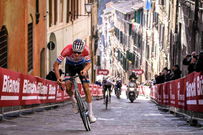 Beim Strade Bianche 2021 ließ Mathieu van der Poel Weltmeister Julian Alaphilippe in der bis zu 16 Prozent steilen gepflasterten Gasse zum Ziel hinter sich und fuhr zum Sieg.